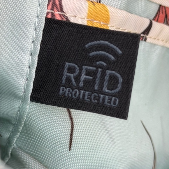 Lug Skeeter Convertible Crossbody in Hummingbird Floral - Picture 7 of 9